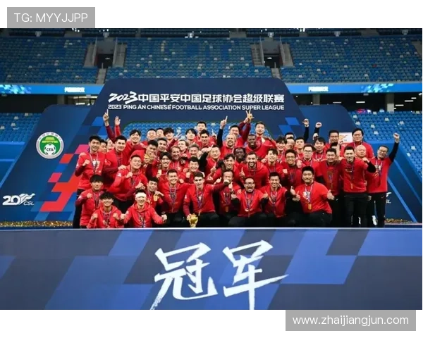 2025铁人荣耀时刻全队齐心协力捧杯共庆冠军荣耀之夜